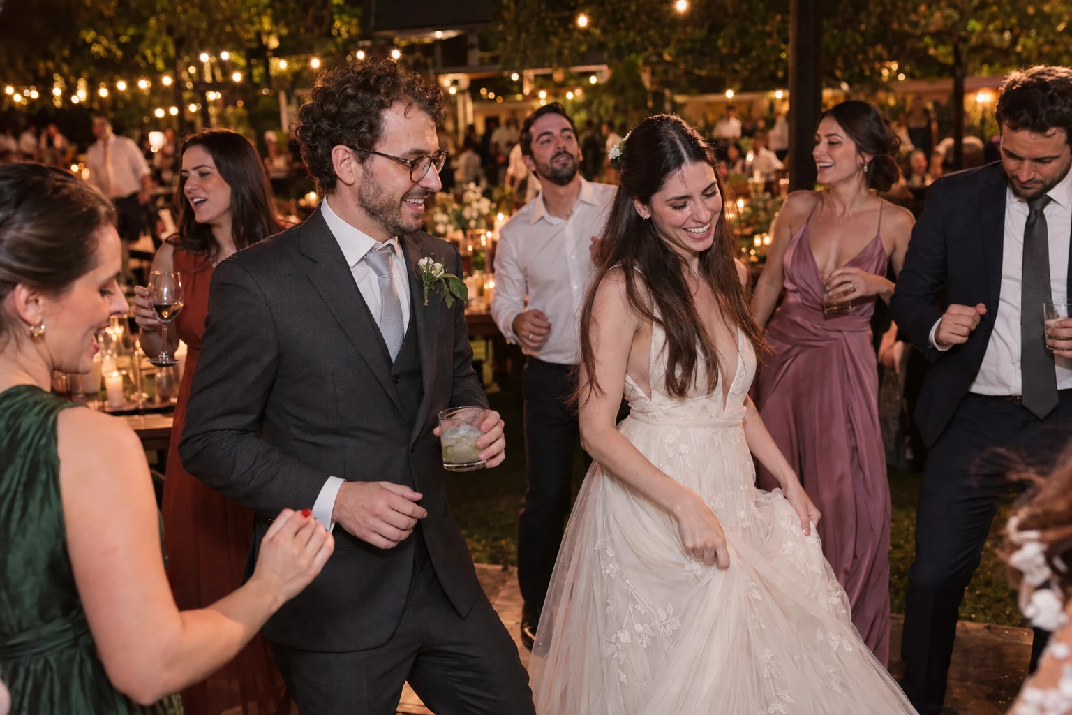 Casal dançando com amigos na festa de casamento